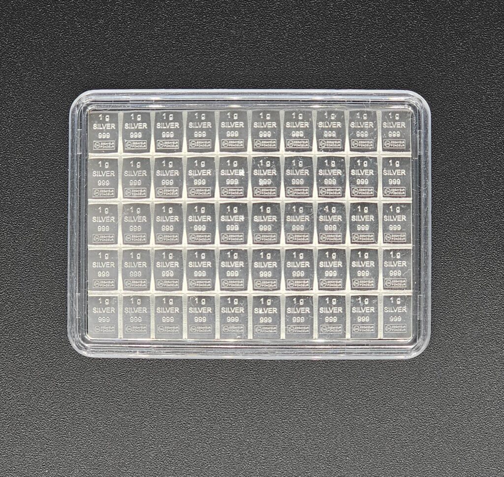 Das Bild zeigt einen 50 mal 1 Gramm Barren aus 999er Silber in einer Schutzhülle. Das Bild hat einen neutralen dunklen Hintergrund